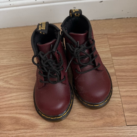 Dr. Martens Kids Boots in Burgundy and Black - Picture 2 of 4